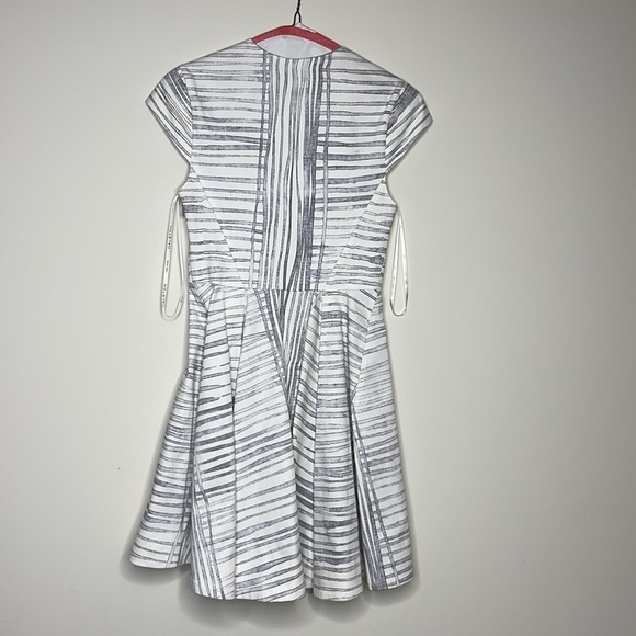 Halston Heritage Cap Sleeve Structured Dress Size 0 - Picture 3 of 6